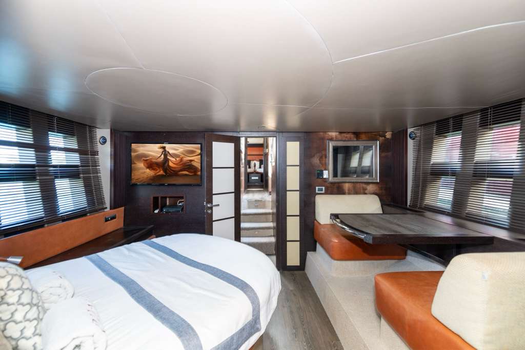 Twin guest cabin aboard Samba Sol
